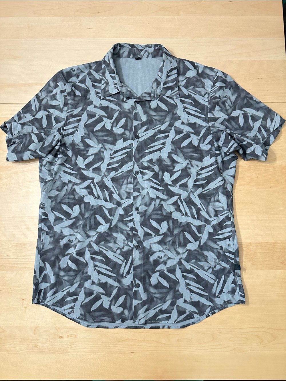 Lululemon Men's Airing Easy Short Sleeve Button Up Shirt Grey Leaf print XL